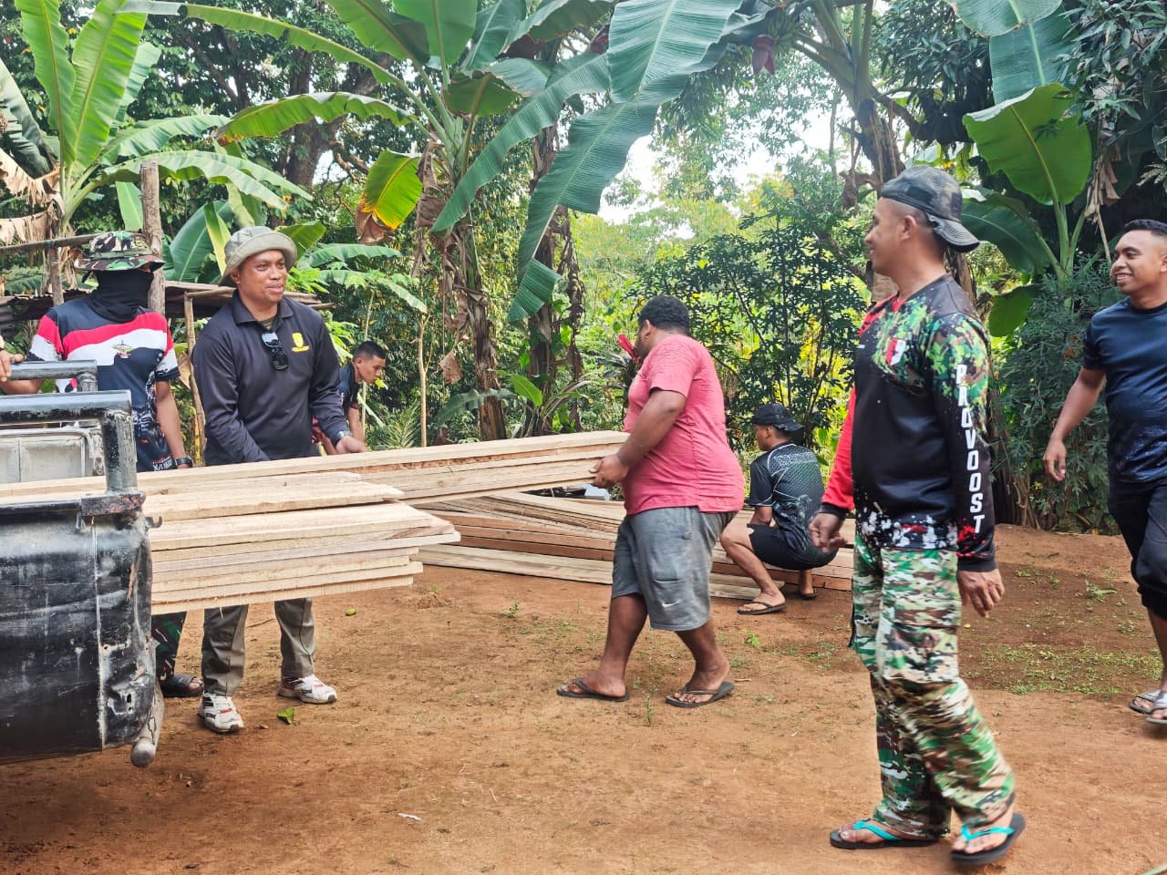 Satgas TMMD ke-130 dan Masyarakat Sama-Sama Atasi Medan Terjal untuk Pembangunan