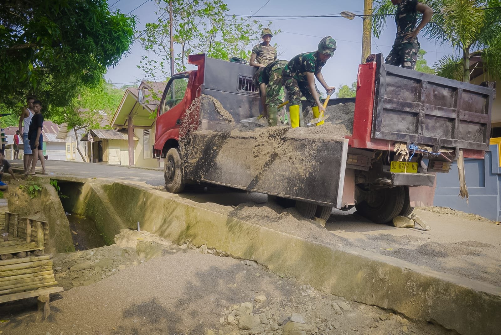 Satgas TMMD ke-130 Kodim 1504/Ambon Ajak Komunitas atasi Medan Sulit