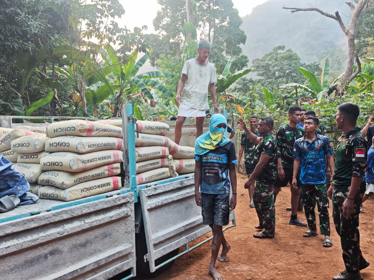 Satgas TMMD Tak Kenal Jerih, Terus Angkut Material di Medan Extrem Dusun Seri