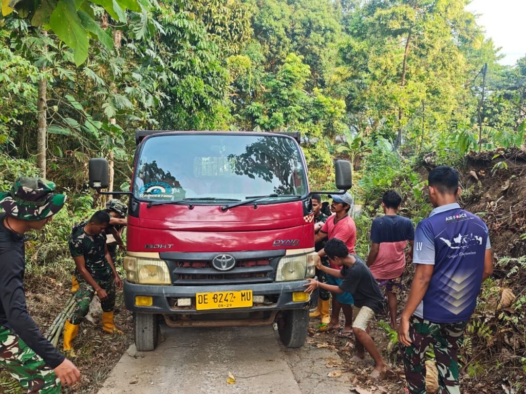 Semangat Gotong Royong Warga dan TNI Atasi Rintangan Pengangkutan Material TMMD