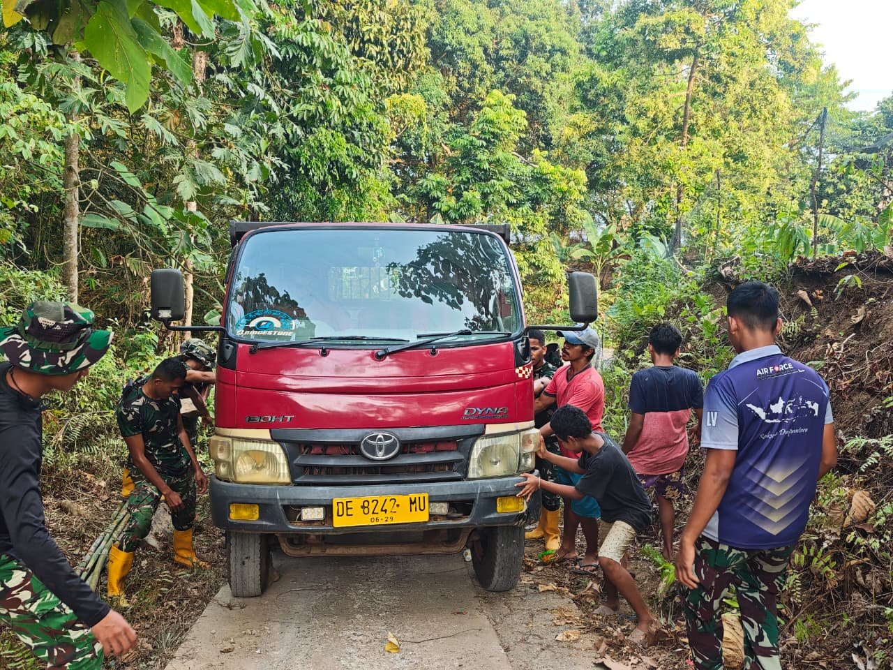 Semangat Gotong Royong Warga dan TNI Atasi Rintangan Pengangkutan Material TMMD