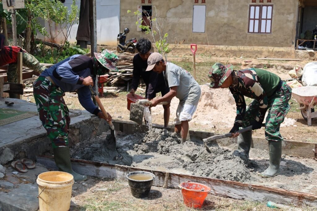 Semangat Bersama Masyarakat dan TNI Penuhi Fondasi Rumah Pak Sajimin