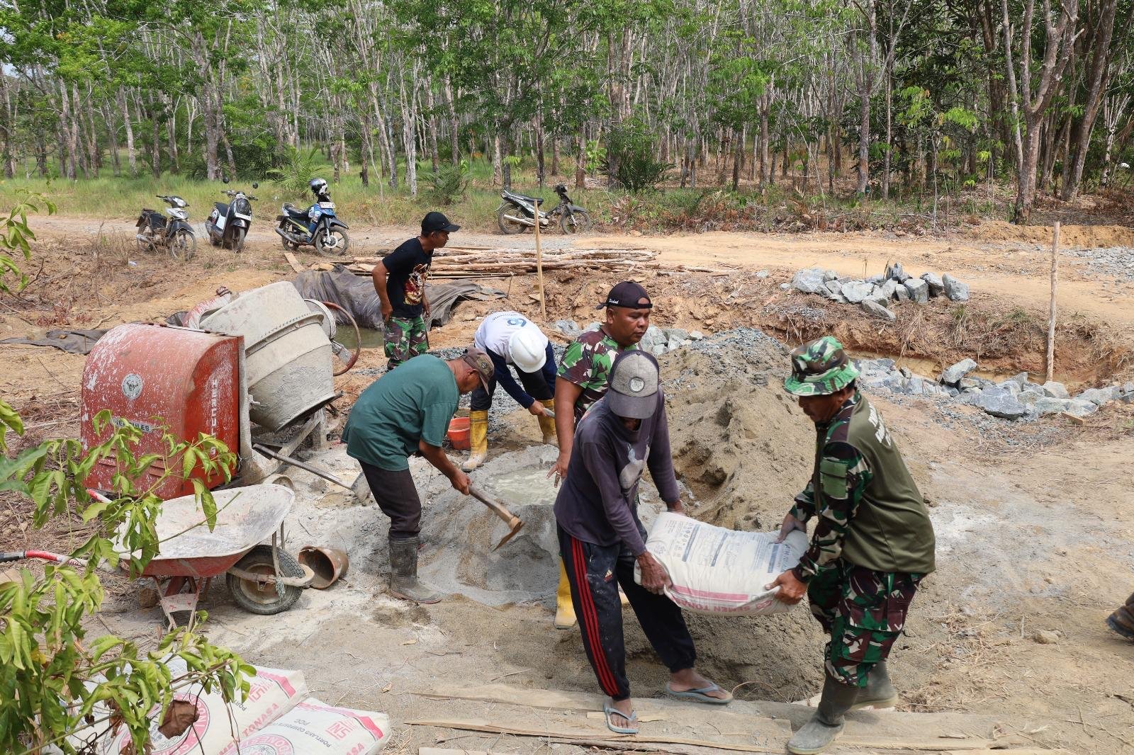 Semangat Kolektif Warga dan Satgas TMMD dalam Pindahkan Material Proyek Box Culvert