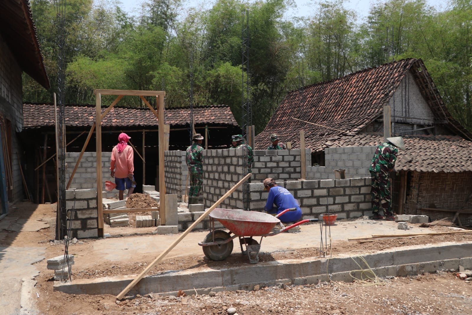 Pembangunan Rumah Layak Bu Muji Didukung Semangat Kebersamaan Warga dan Satgas