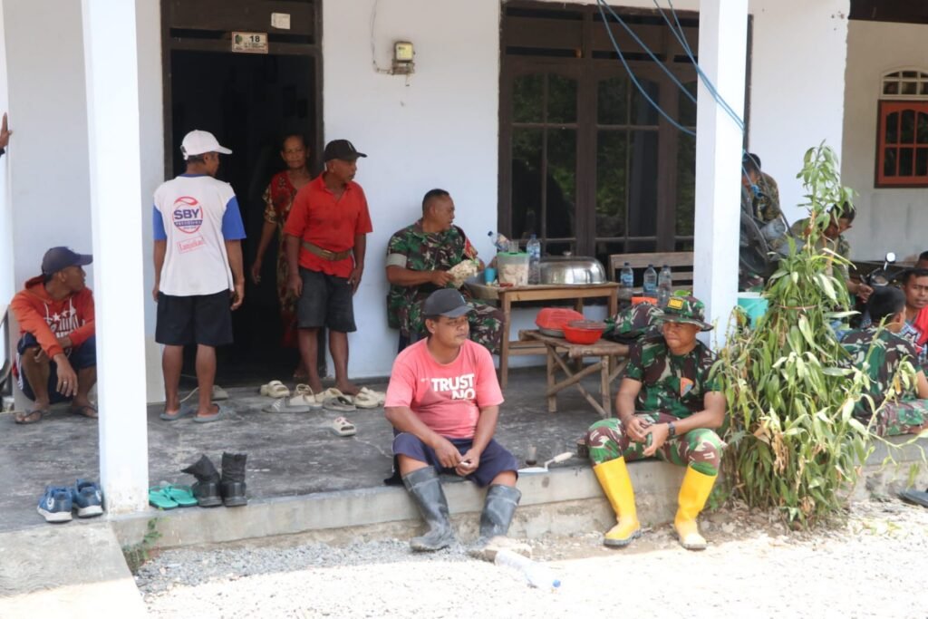Keterikatan Sosial TNI dan Warga Terjalin Lewat Momen Makan Siang