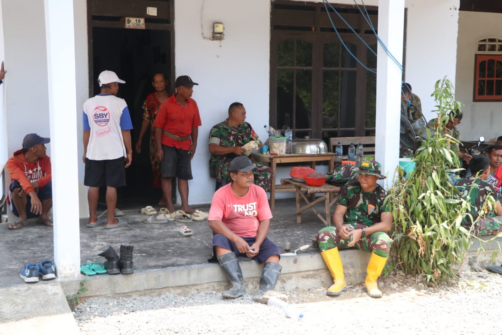 Keterikatan Sosial TNI dan Warga Terjalin Lewat Momen Makan Siang