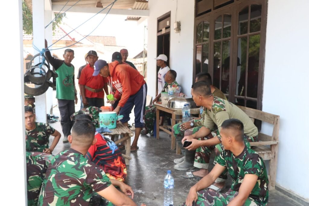 TNI dan Masyarakat Rayakan Kebersamaan Melalui Momen TMMD di Tulungagung