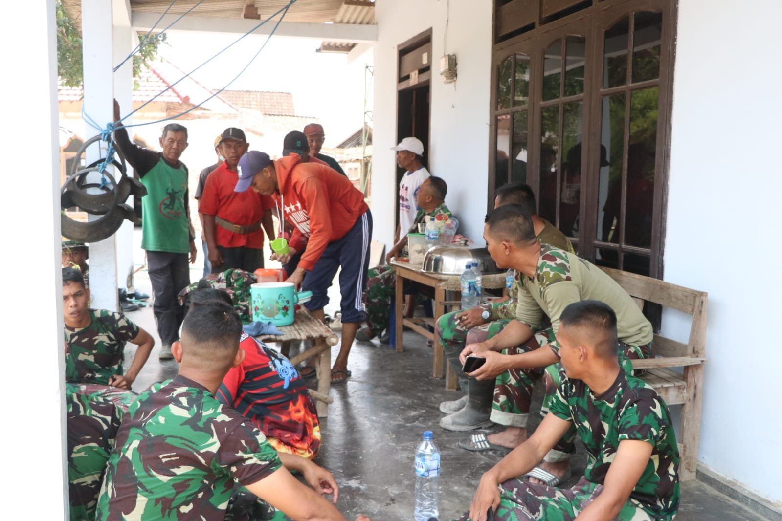 TNI dan Masyarakat Rayakan Kebersamaan Melalui Momen TMMD di Tulungagung