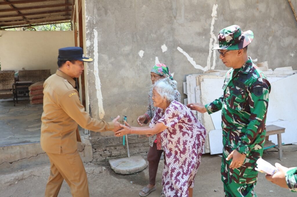 Mbah Waqilah berharap rumah layak segera rampung di usia yang sudah 95 tahun Mbah Waqilah berharap rumah layak segera rampung di usia yang sudah 95 tahun