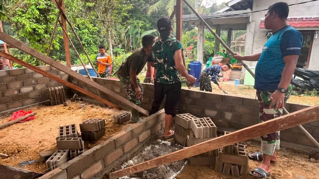 Proyek Renovasi Rumah Ibu Suhanim Dikebut Tim TMMD di Landak Proyek Renovasi Rumah Ibu Suhanim Dikebut Tim TMMD di Landak