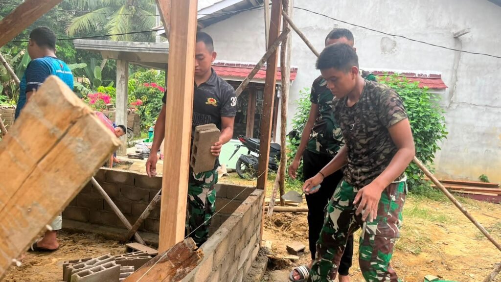 Tahapan Pemasangan Batako di Rumah Ibu Suhanim Oleh Satgas TMMD Landak Tahapan Pemasangan Batako di Rumah Ibu Suhanim Oleh Satgas TMMD Landak