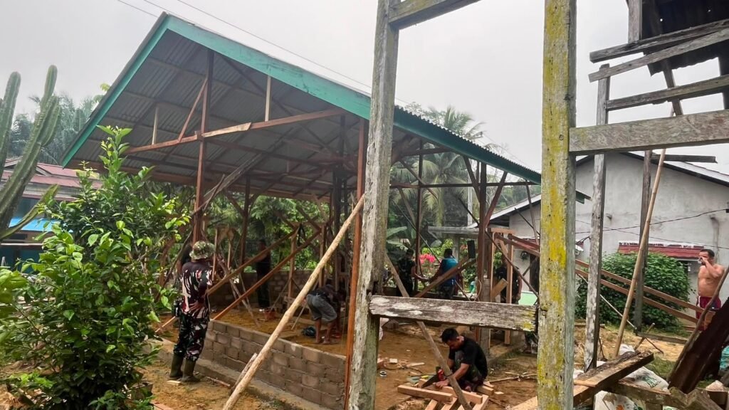 Ibu Suhanim Bersyukur, Satgas TMMD Ke-130 Gencarkan Pembangunan Rumahnya Ibu Suhanim Bersyukur, Satgas TMMD Ke-130 Gencarkan Pembangunan Rumahnya