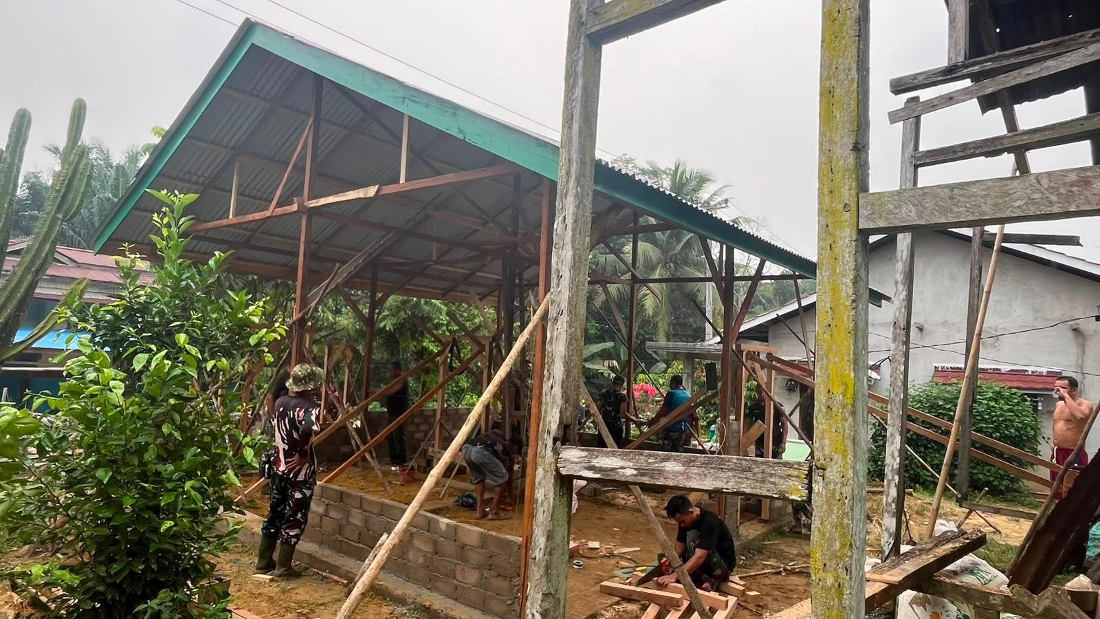 Ibu Suhanim Bersyukur, Satgas TMMD Ke-130 Gencarkan Pembangunan Rumahnya