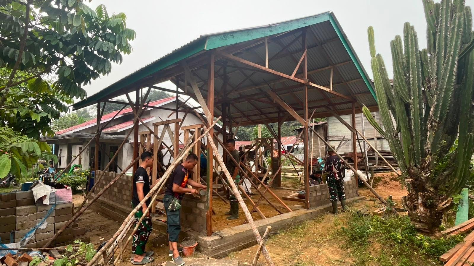 Proyek TMMD Kodim 1210/Landak: Rumah Ibu Suhanim Menjadi Simbol Kebangkitan