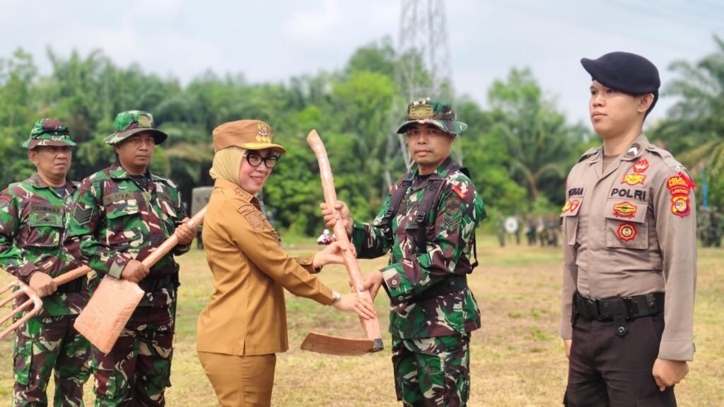 Gotong Royong Masyarakat dan TNI Melalui Pembukaan TMMD ke-130 di Way Kanan