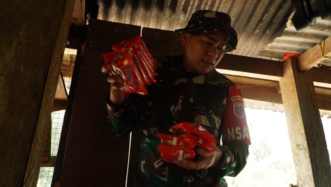 TMMD ke-130: Prajurit TNI Hidupkan Suasana Ekonomi di Warung Warga Rande-Rande