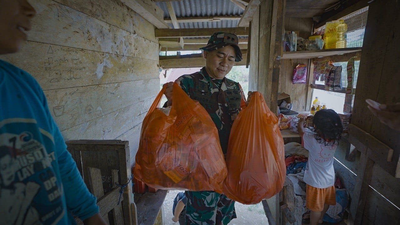Kedekatan TNI dan Masyarakat Terjalin Lewat Momen Santai di Warung Palopo