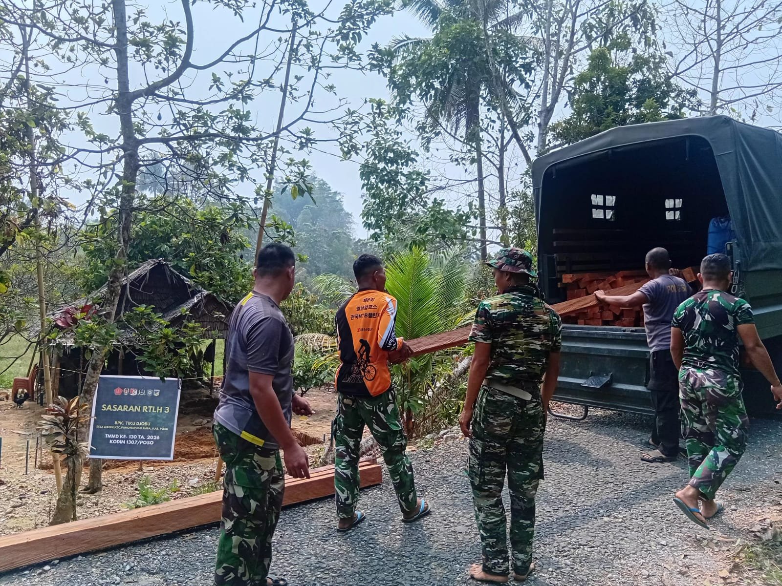 Upaya TMMD ke-130 Memberikan Kualitas Hunian Melalui Material Kayu di Poso