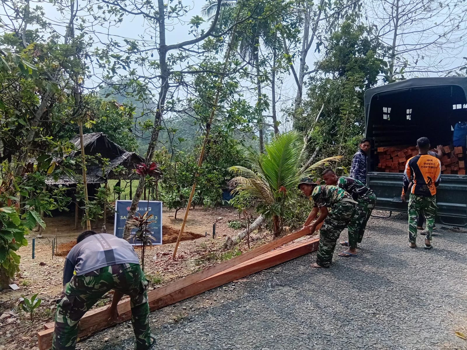 Satgas TMMD Poso Persiapkan Renovasi Hunian Bapak Tuku Djobu dengan Bahan Kayu
