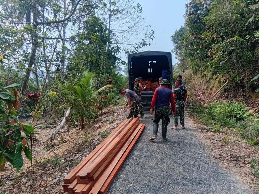 Keharmonisan TNI dan Warga dalam Proyek Rehabilitasi Rumah di Desa Leboni Keharmonisan TNI dan Warga dalam Proyek Rehabilitasi Rumah di Desa Leboni