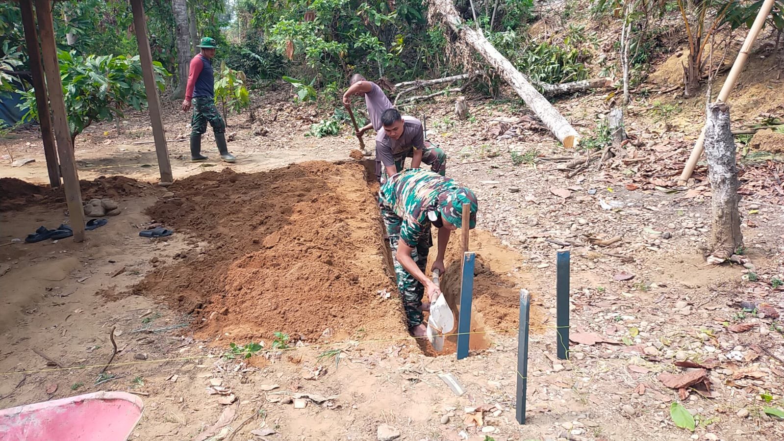 Satgas TMMD ke-130 mulaikan pembangunan rumah layak huni di Poso