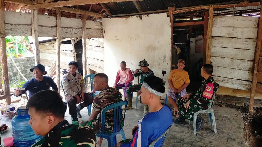 Sembari Beristirahat, Satgas TMMD ke-130 Terlibat Diskusi Santai dengan Warga