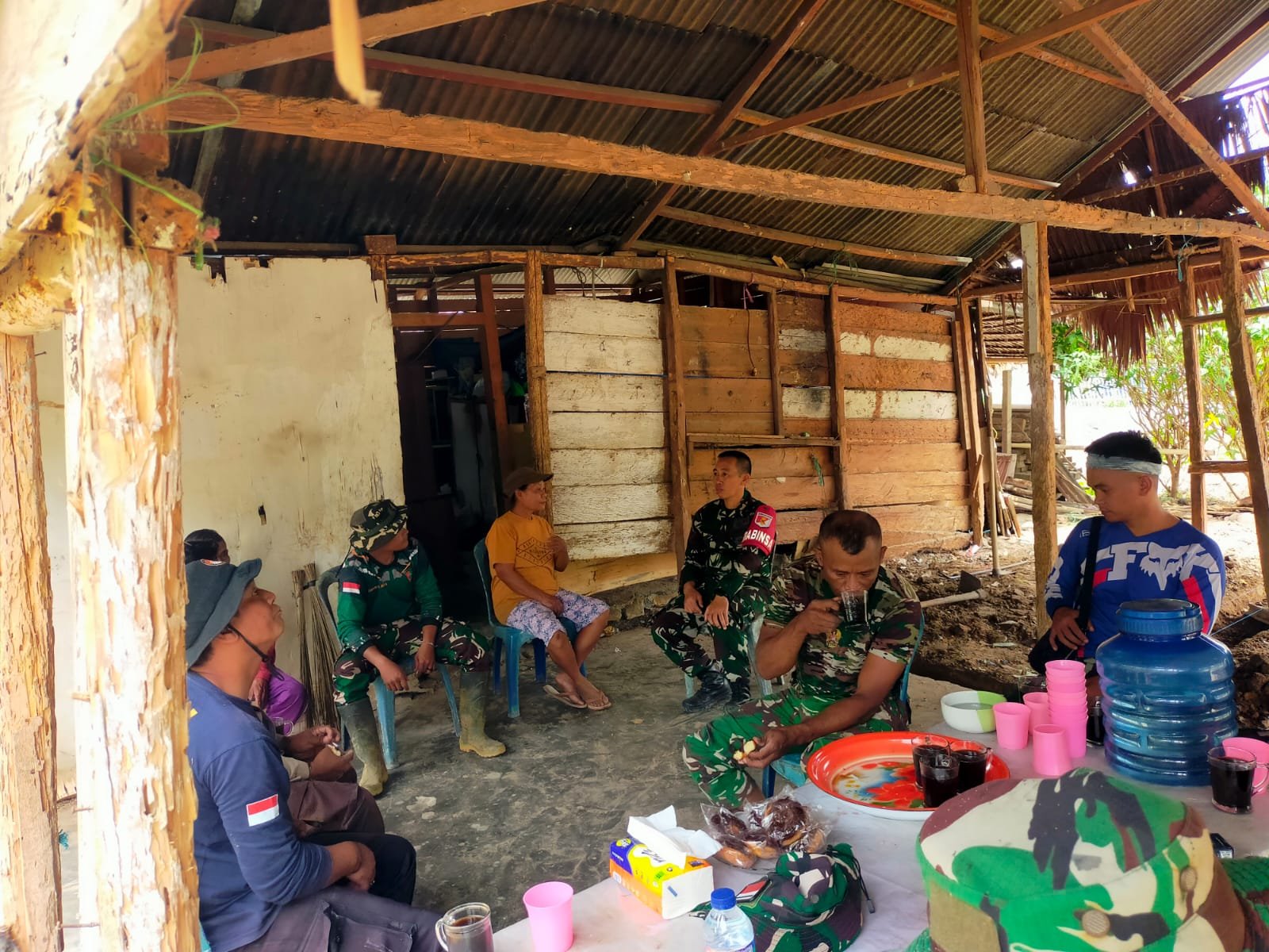 Mempererat Komunitas, Satgas TMMD ke-130 Berbagi Momen Bersama Warga Mayakeli