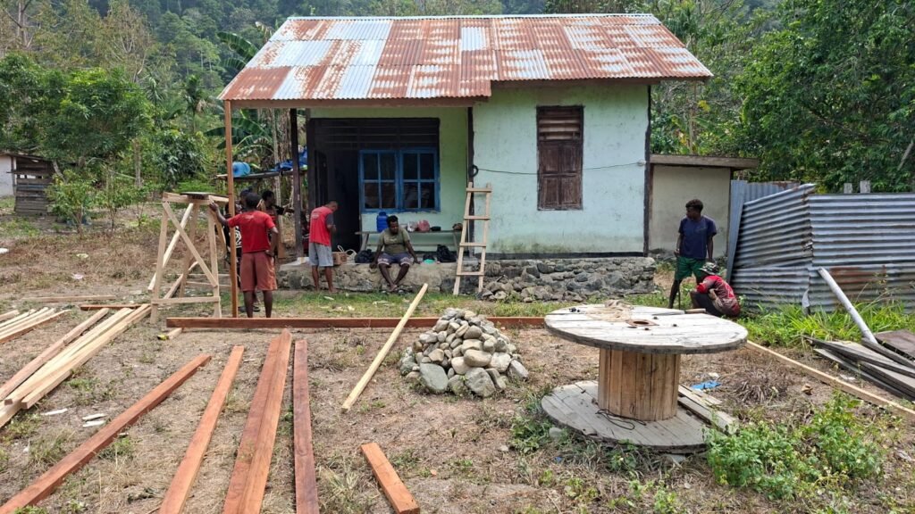 TNI Terus Berkontribusi, Rehabilitasi Rumah Layak Huni di Manokwari Selatan