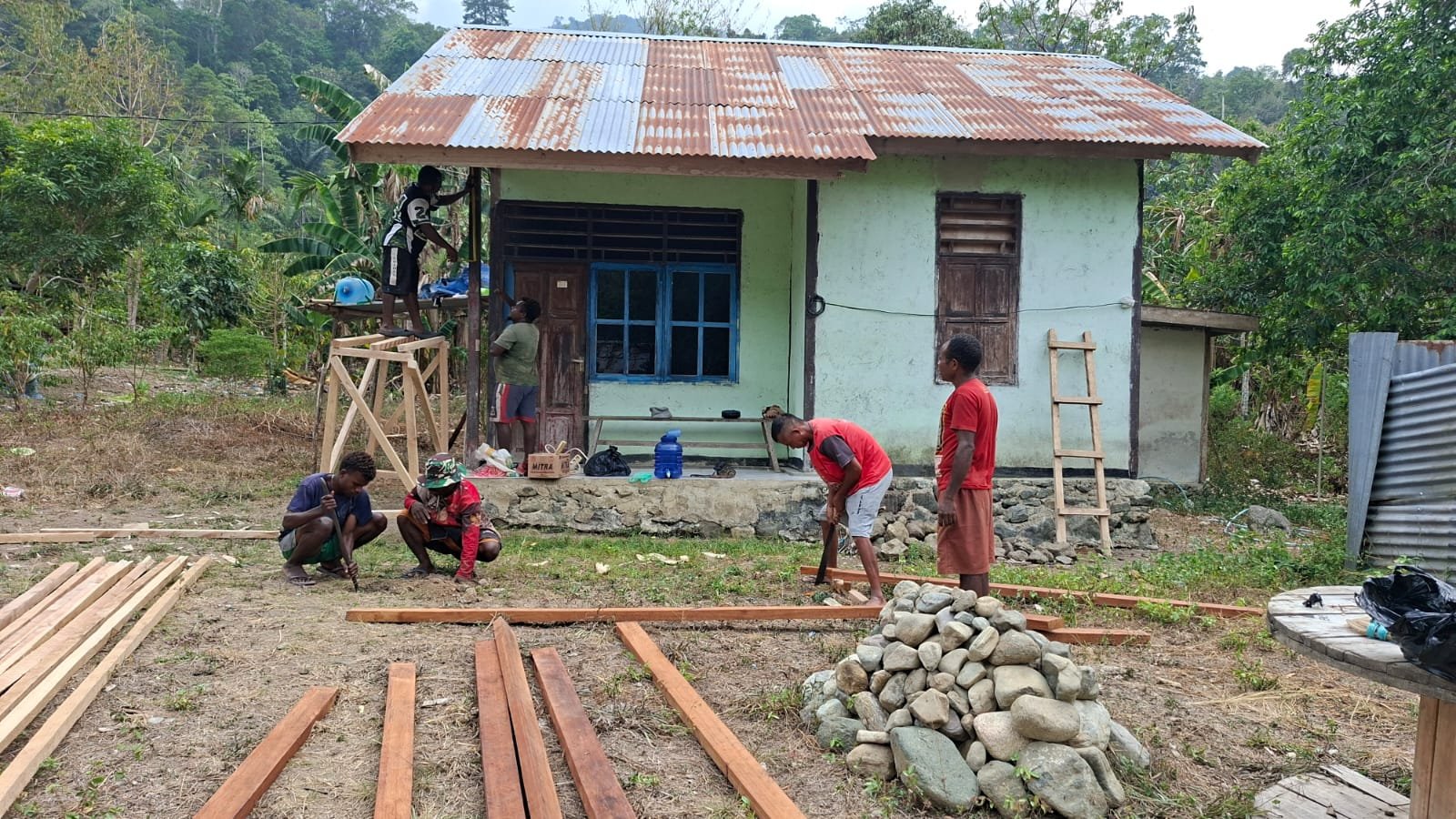 Masyarakat Bersatu dalam Rehabilitasi RTLH Program TMMD ke-130 di Mansel