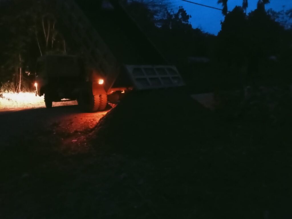 Semangat Tak Pernah Padam, Satgas TMMD Kodim 1808/Mansel Angkut Material di Malam Hari Semangat Tak Pernah Padam, Satgas TMMD Kodim 1808/Mansel Angkut Material di Malam Hari