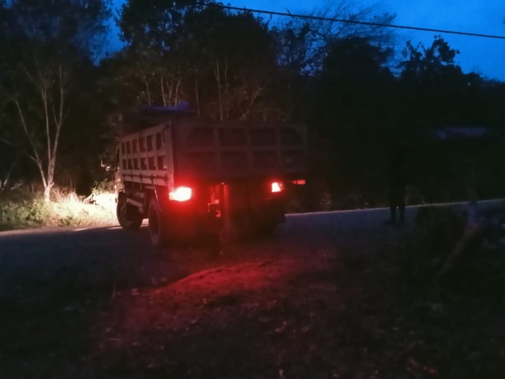 Personel Satgas TMMD Kodim 1808/Mansel Berkomitmen Angkut Material di Malam Hari Personel Satgas TMMD Kodim 1808/Mansel Berkomitmen Angkut Material di Malam Hari