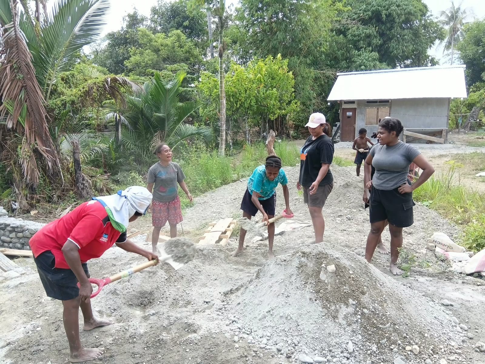 Ibu-Ibu Papua Bergotong Royong untuk Sukseskan Proyek TMMD di Manokwari Selatan
