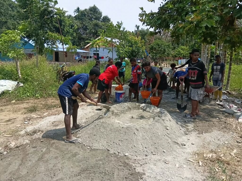 Semangat Gotong Royong Mama Papua dan TNI dalam Program TMMD di Manokwari Semangat Gotong Royong Mama Papua dan TNI dalam Program TMMD di Manokwari