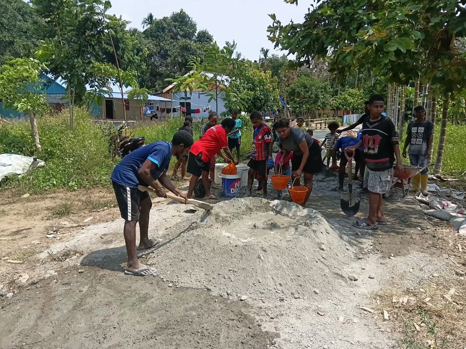 Semangat Gotong Royong Mama Papua dan TNI dalam Program TMMD di Manokwari