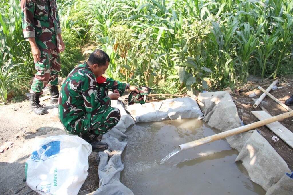 Inisiatif TNI Manunggal Membangun Desa untuk Memperkuat Irigasi Pertanian di Tulungagung Inisiatif TNI Manunggal Membangun Desa untuk Memperkuat Irigasi Pertanian di Tulungagung