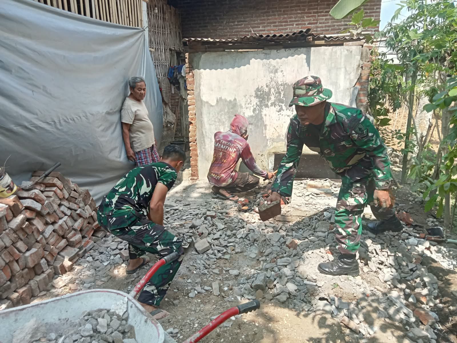 Tim TNI Siapkan Lokasi Pembangunan Rumah Suparlan di Tulungagung