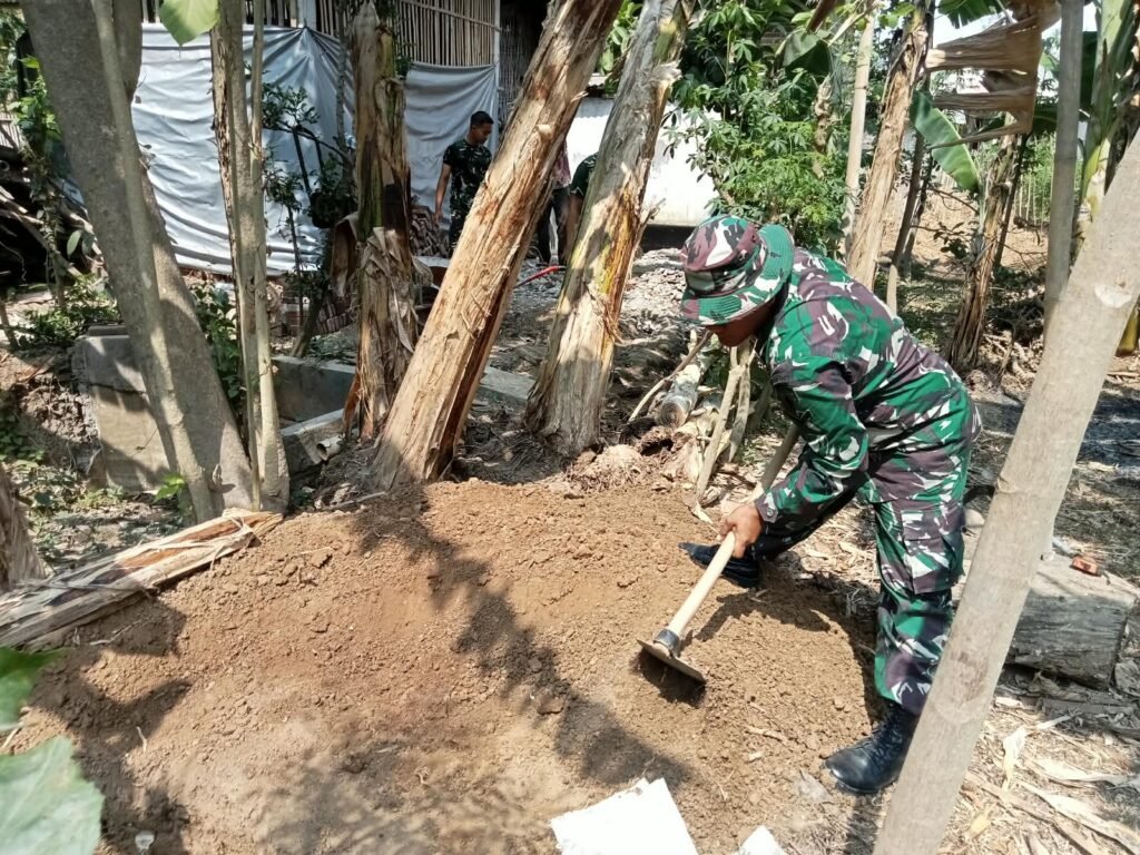 Satgas TMMD Awali Program RTLH untuk Suparlan di Tulungagung Satgas TMMD Awali Program RTLH untuk Suparlan di Tulungagung