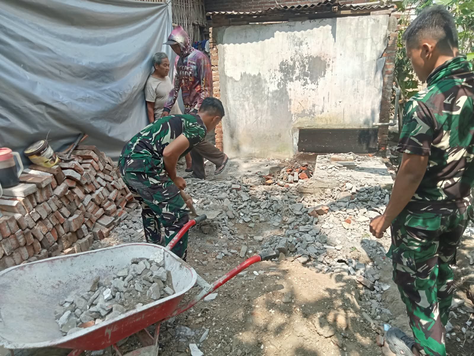 TMMD Tulungagung Tingkatkan Kesehatan Melalui Sanitasi dalam Proyek RTLH Suparlan