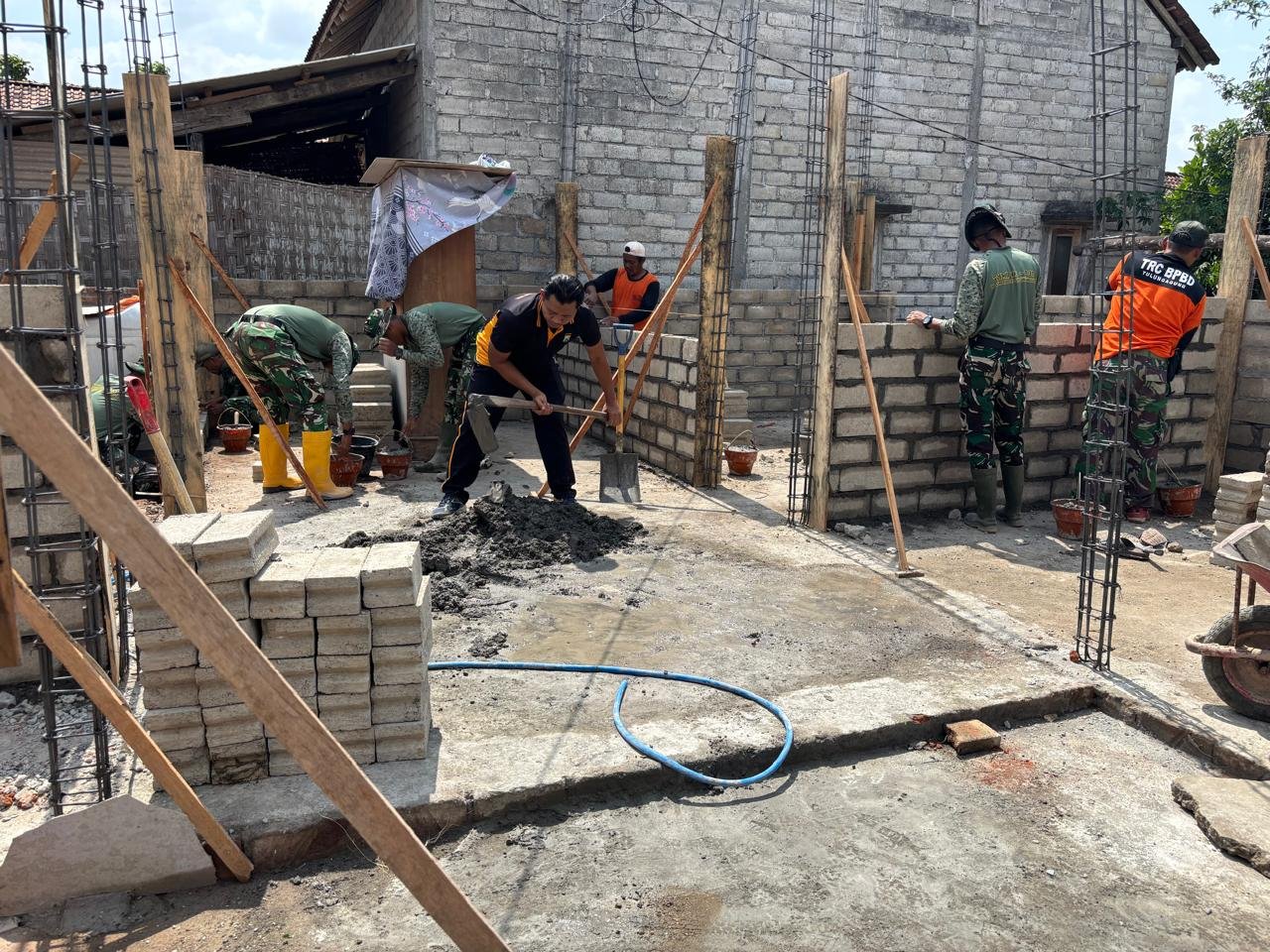 Bersama Satgas TMMD, Agus Suwandi Wujudkan Rumah Impian dengan Kerja Keras
