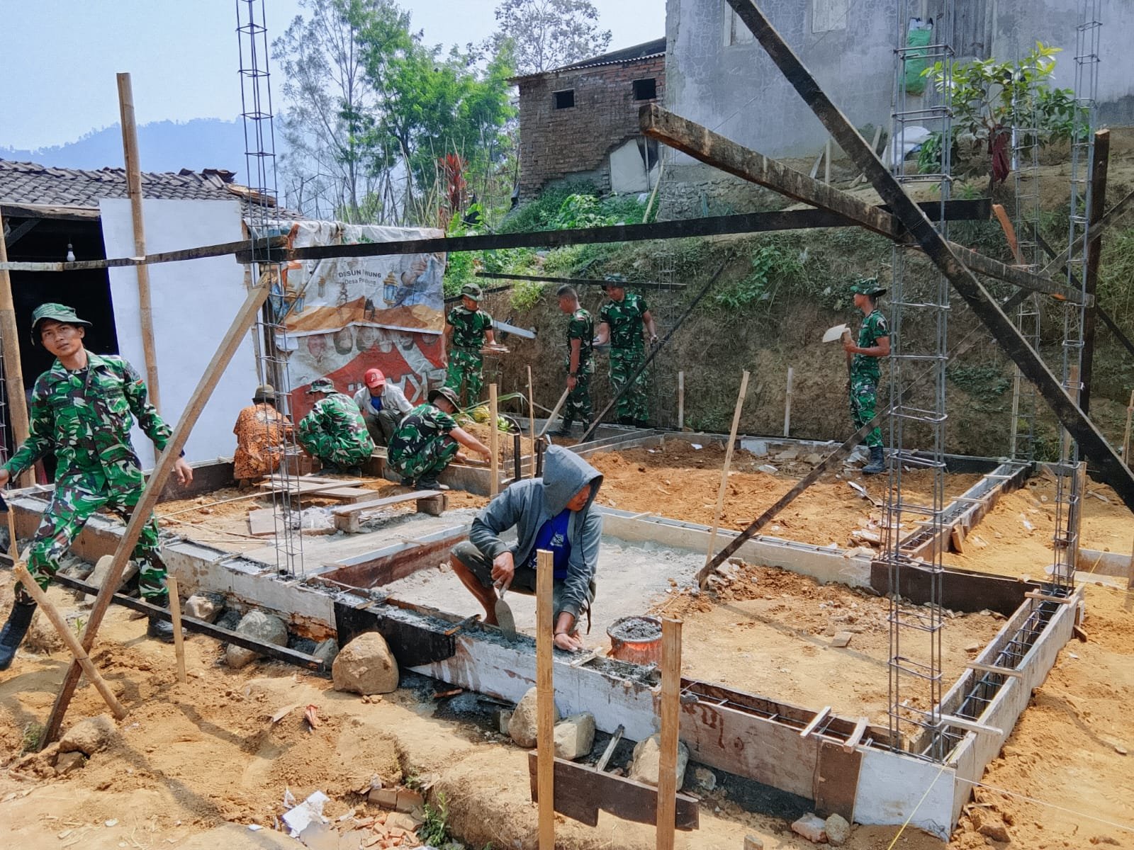 Satgas TNI Manunggal Membangun Desa Perkuat Pondasi Rumah Bapak Nanang di Malang