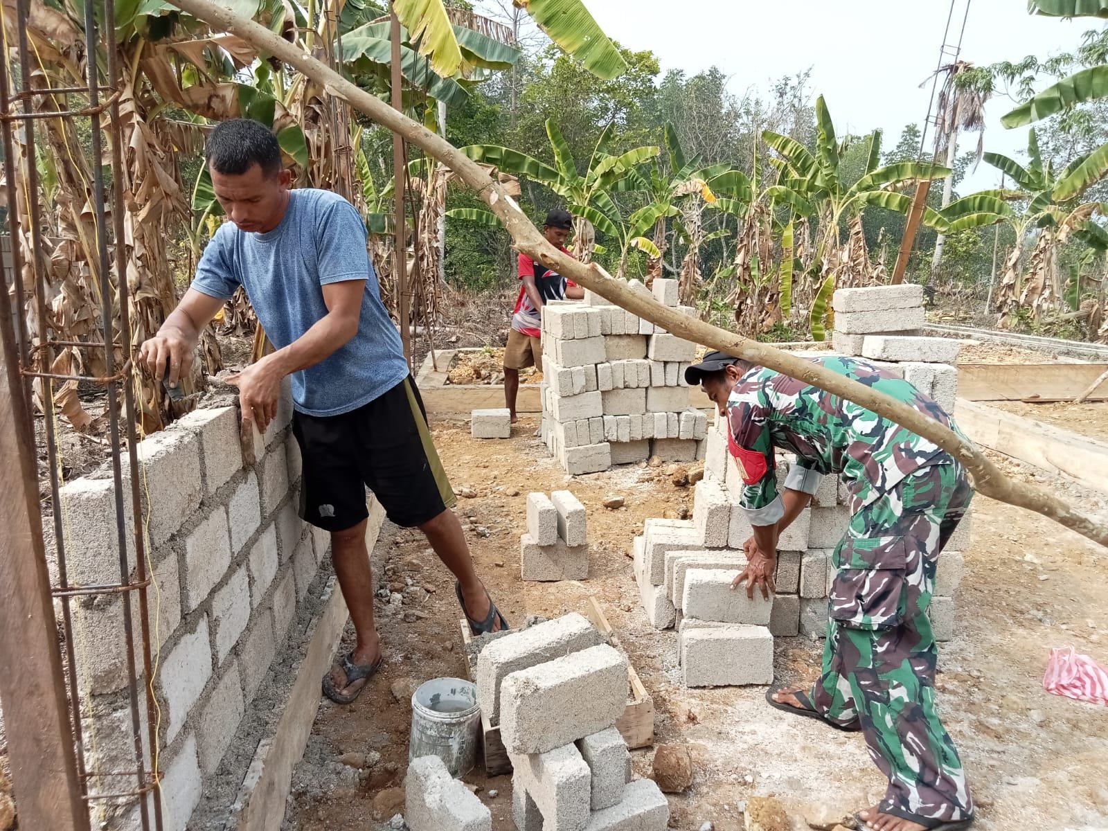 Praka Tehupuring Ambil Bagian dalam Proyek Pembangunan Rumah Layak bagi Warga