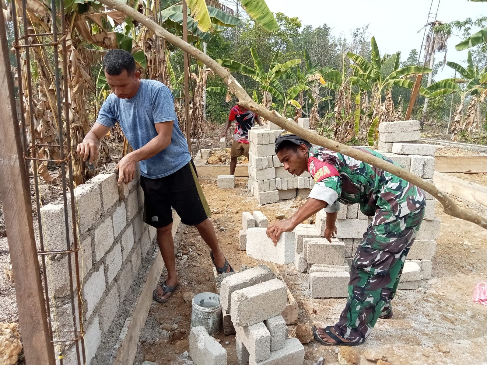 Satgas TMMD ke-130 Tingkatkan Kualitas Hidup Lewat Proyek RTLH di Halmahera Tengah