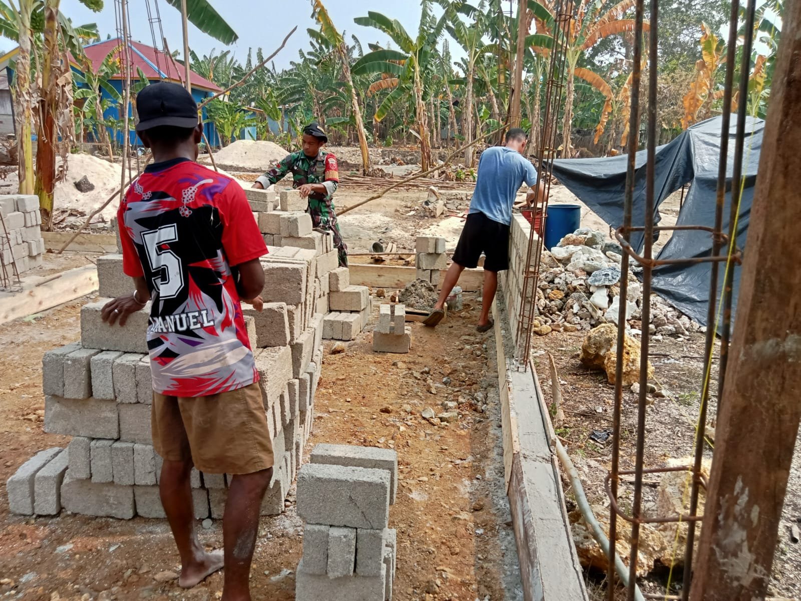 Kehadiran Babinsa Dorong Transformasi Hunian Layak di TMMD Halmahera Tengah