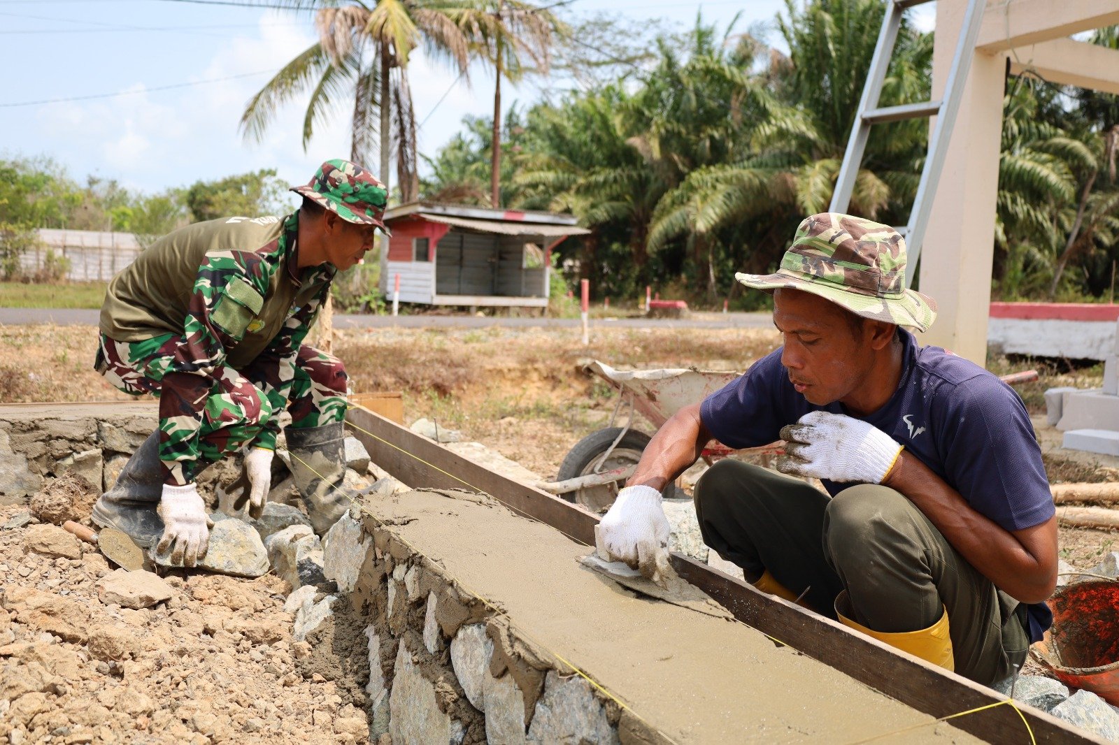 Sertu Edi Nurhadi: Menunjukkan Keterampilan Bertukang dalam TMMD di Tanah Laut