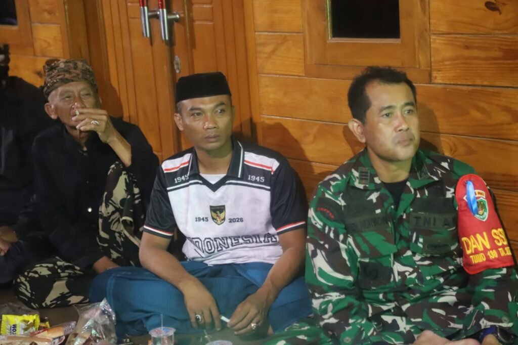 Satgas TMMD Kodim Lebak Gelar Nobar Sepak Bola untuk Pererat Hubungan dengan Warga