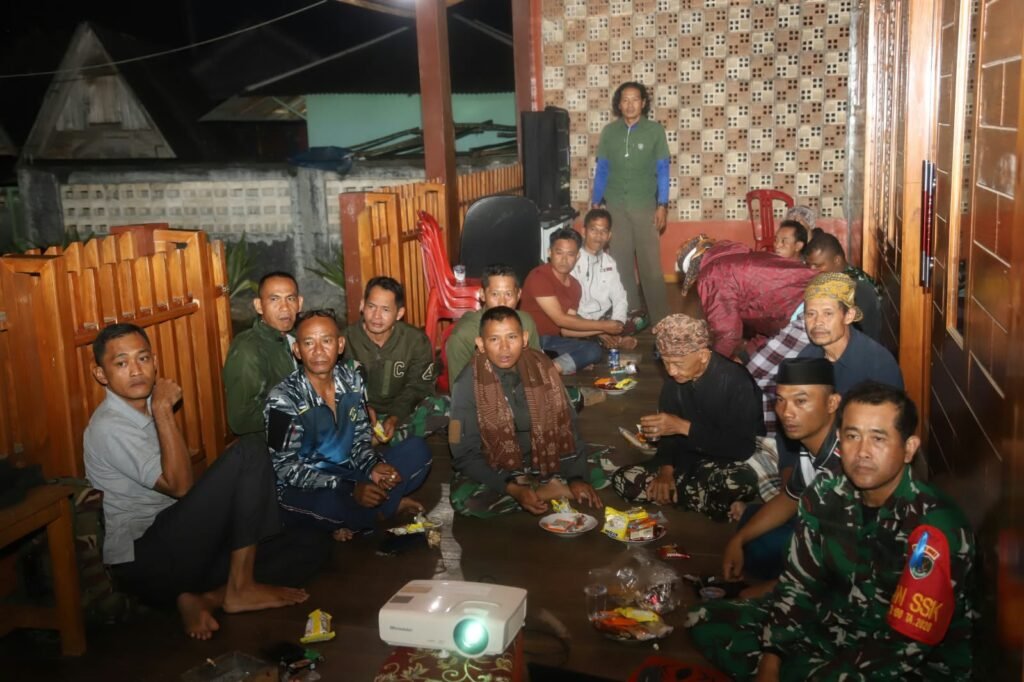 TNI Bersama Warga Citorek Barat, Mempererat Hubungan Lewat Nobar Sepak Bola