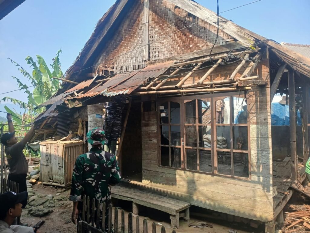 Upaya Satgas TMMD ke-130 Perbaiki Hunian Petani Bapak Apin di Lebak