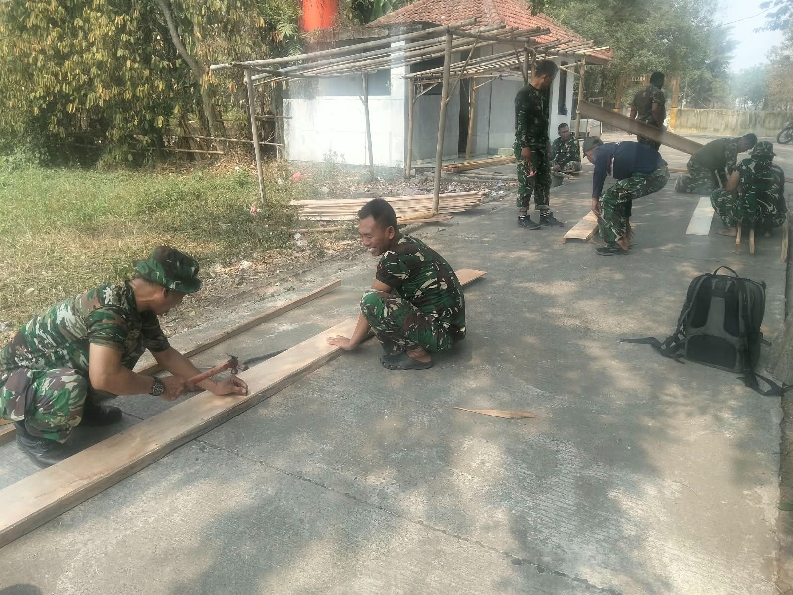 Pentingnya Kerja Bersama Satgas TMMD dalam Pembangunan Bekisting Desa