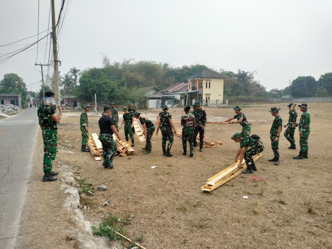 Mendorong Kemajuan TMMD Melalui Efisiensi Pengangkutan Bekisting di Desa