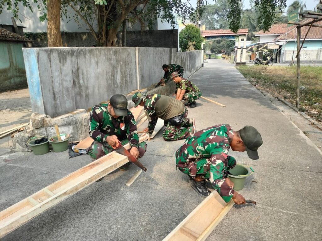 Konsistensi Satgas TMMD ke-130 Dalam Konstruksi Bekisting di Desa Sumur Bandung Konsistensi Satgas TMMD ke-130 Dalam Konstruksi Bekisting di Desa Sumur Bandung